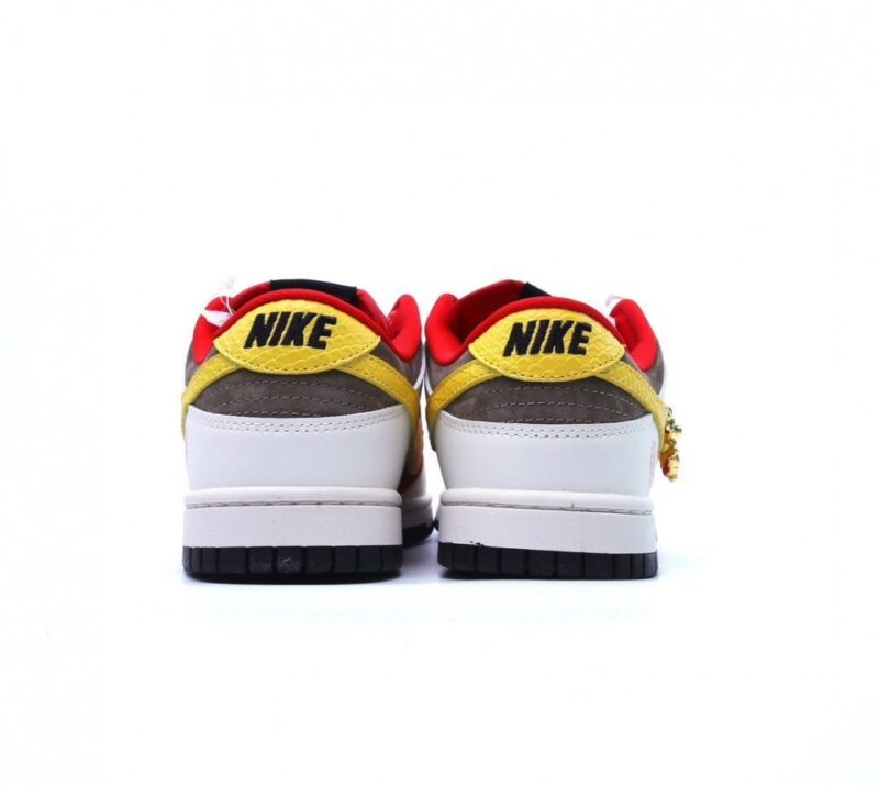 【AT2710】Nike Dunk ナイキのダンクローは、レトロなスケートシューズで、個性を表現するのに最適です。天然皮革を使用し、耐久性に優れ、ダンクのオリジナルモデルと同様のレトロ感を演出しています。